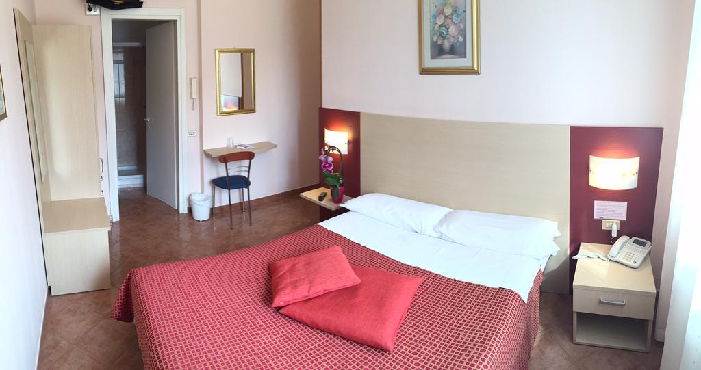 Albergo Riva Reno Di Leggiuno Exterior photo